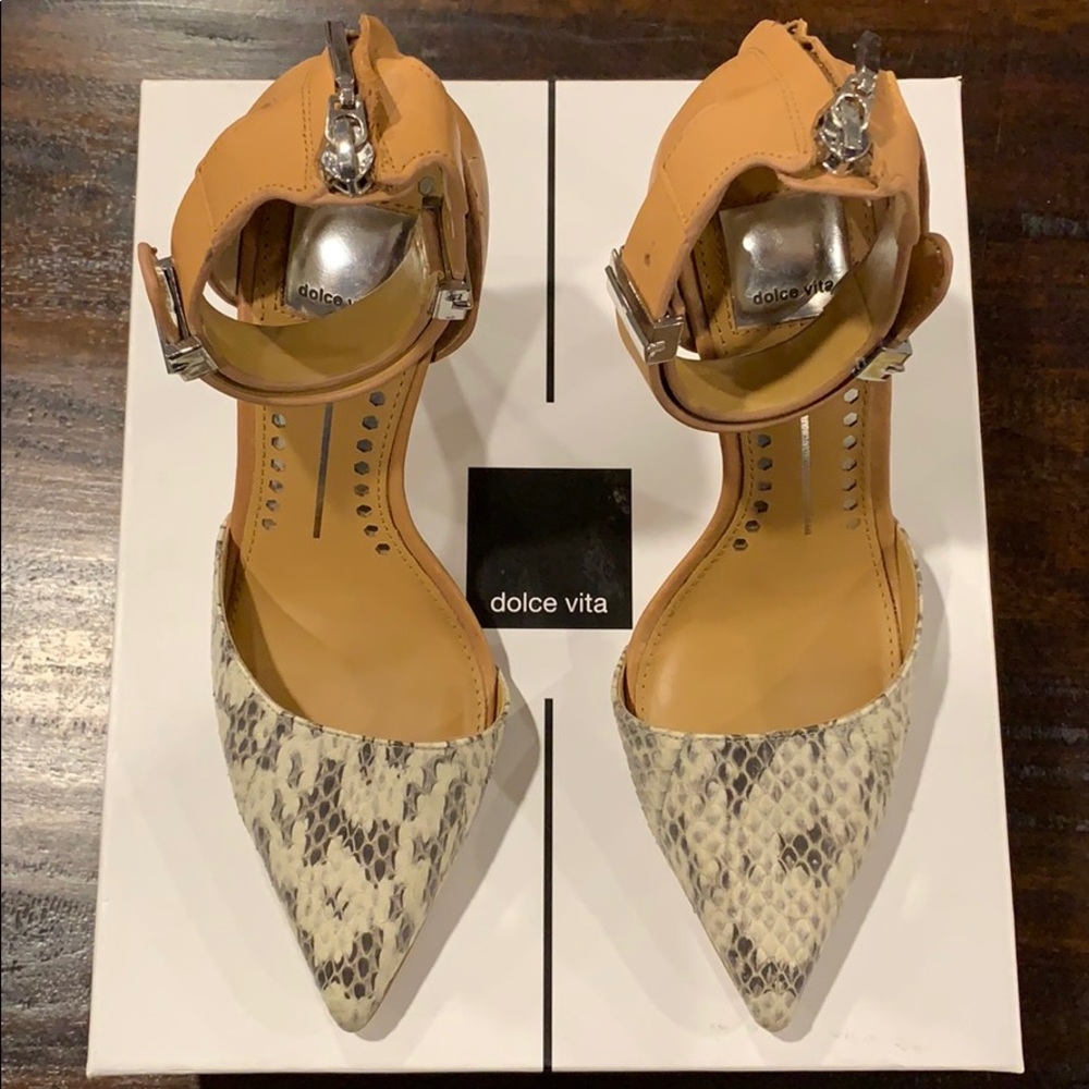 Women’s Dolce Vita KANA style.